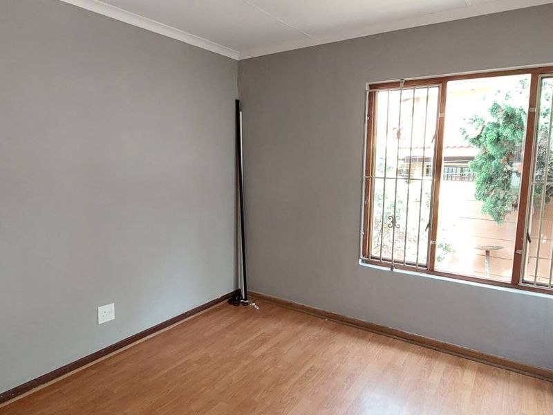 Exquisite Duplex: Modern Comfort Meets Style - Photo 9