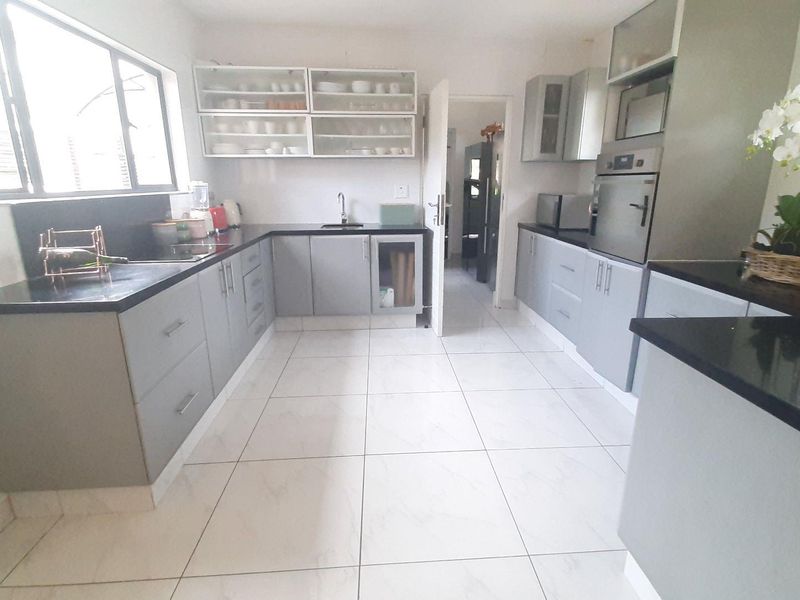 Beautiful Home For Sale in Palm Lakes Estate - Photo 3