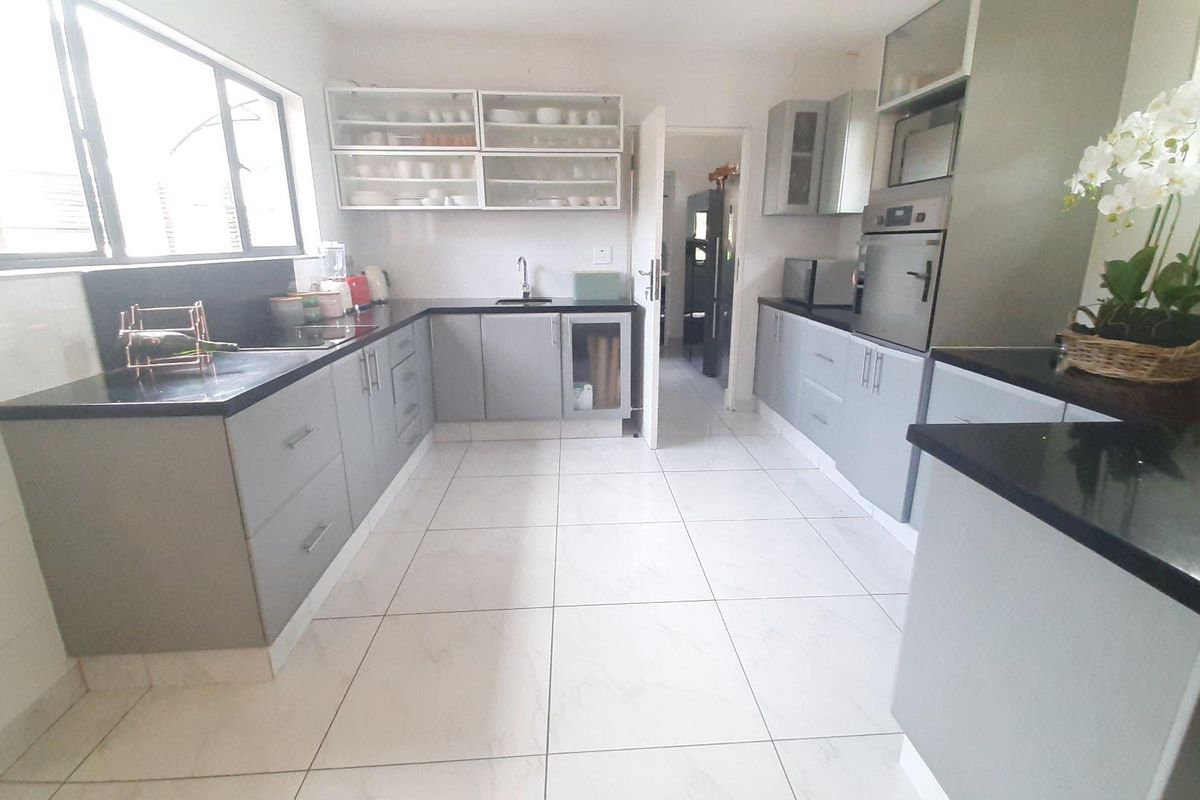 Beautiful Home For Sale in Palm Lakes Estate - Photo 3