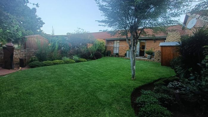 Property #2350160, Townhouse Pending Sale in Bronberrick