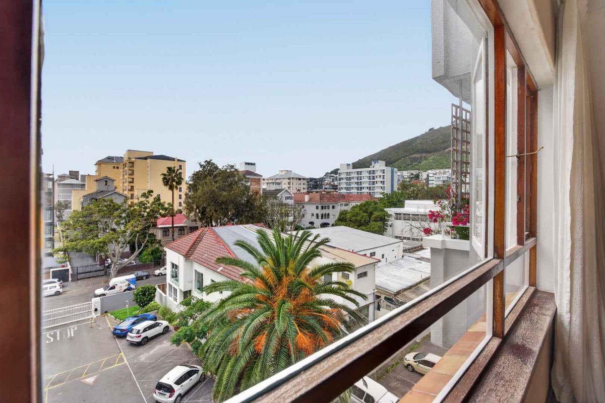 BEACHFRONT LIVING IN THE HEART OF SEA POINT - Photo 4