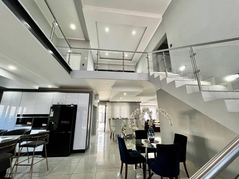 Luxurious 5-Bedroom House in Six Fountains Estate - Photo 4