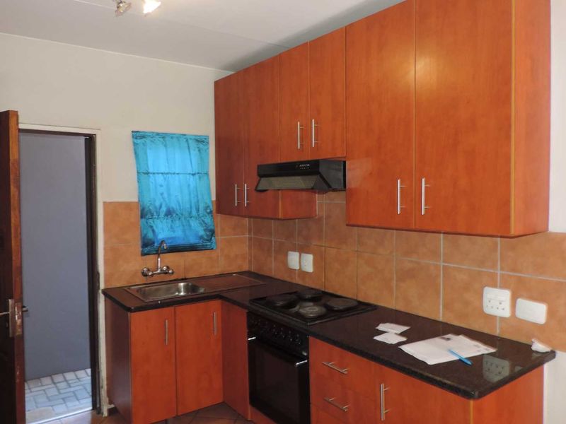 Secure and stylish 2 bedroomed unit - Photo 3