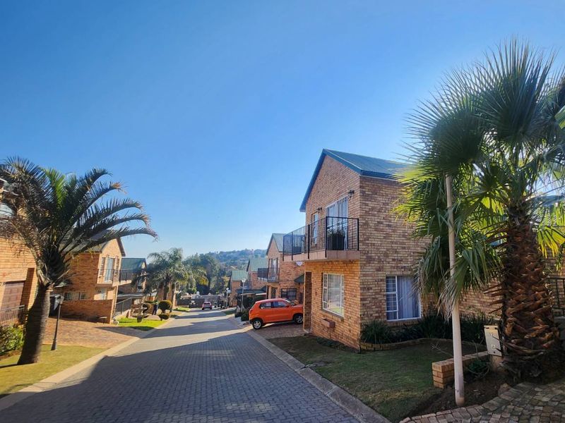 STUNNING HOME IN THE HEART OF OAKDENE - Photo 3