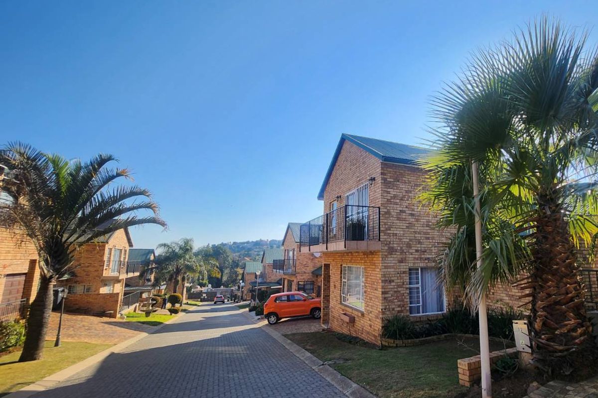 STUNNING HOME IN THE HEART OF OAKDENE - Photo 3