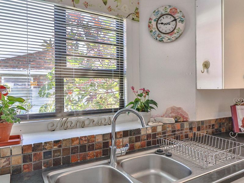 Family Home + Flatlet in Pretty Perlemoenbaai - Photo 8