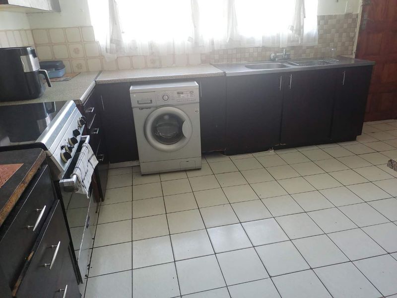 Spacious home with lots of spare land to expand. - Photo 9