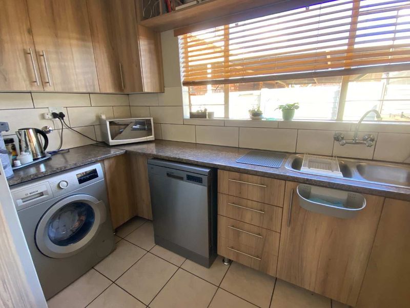 2 Bedroom Townhouse for Sale in Pierre Van Ryneveld. - Photo 9