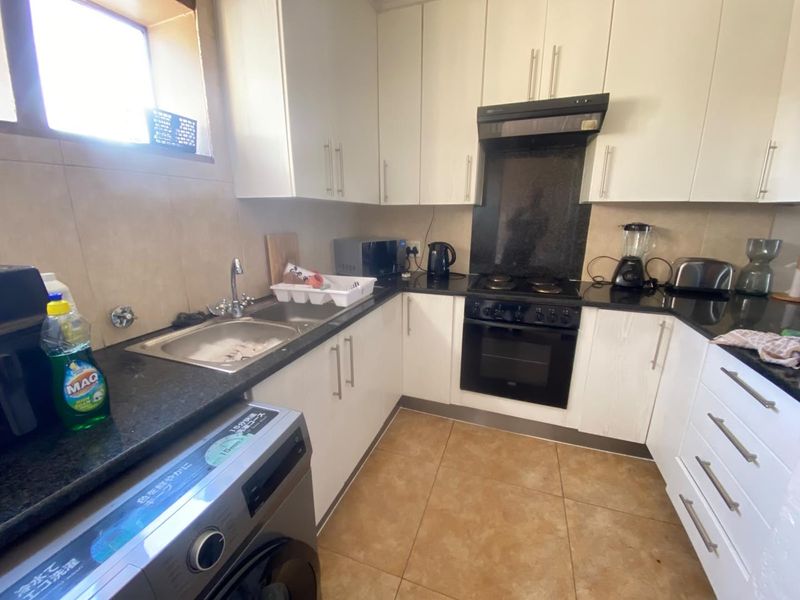 Neat 2-Bedroom Townhouse with Enclosed Balcony in Secure Complex - Photo 2