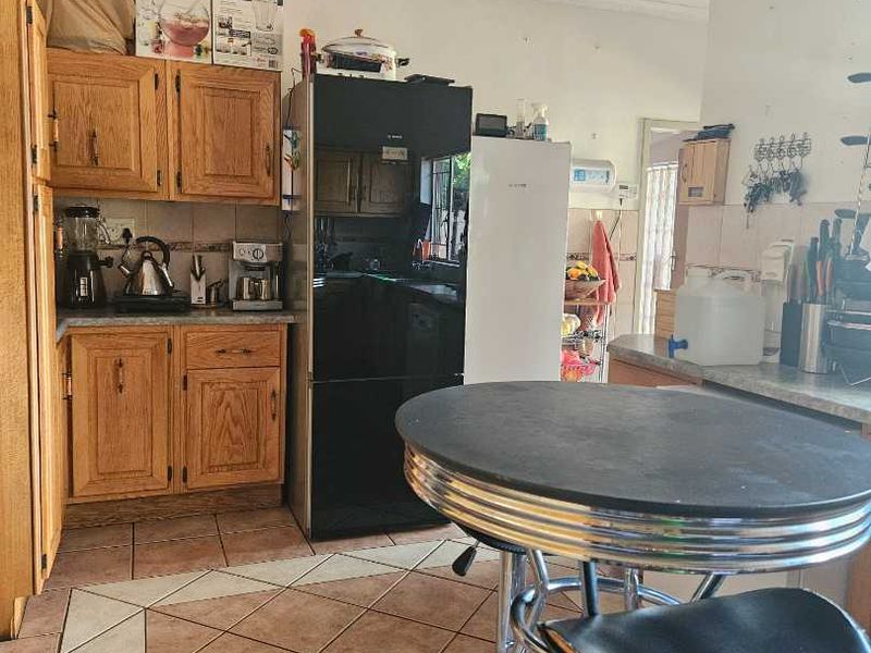 4 bedroom house with solar panels and swimming pool for sale - Photo 5