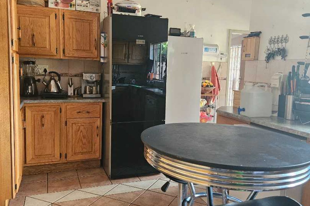 4 bedroom house with solar panels and swimming pool for sale - Photo 5