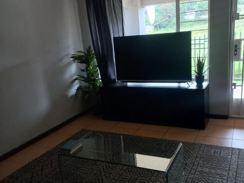 3 bedroom 2 bathroom apartment - Photo 3