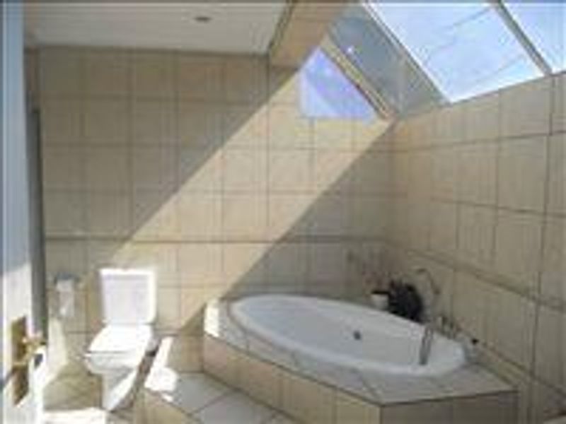 Double storey home in popular secure estate - Photo 7