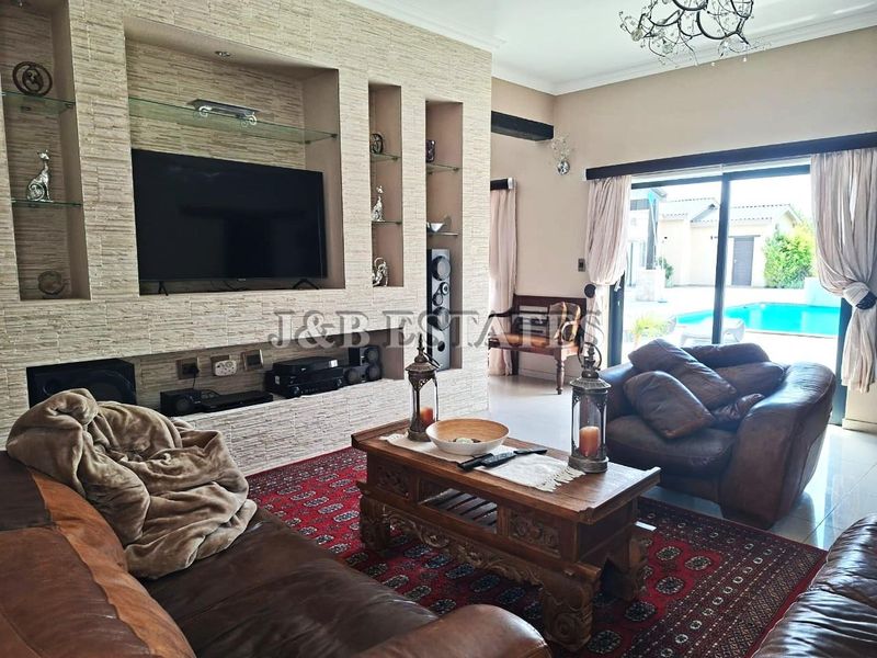 "Elegant Living: Where Comfort Meets Style!" - Photo 5