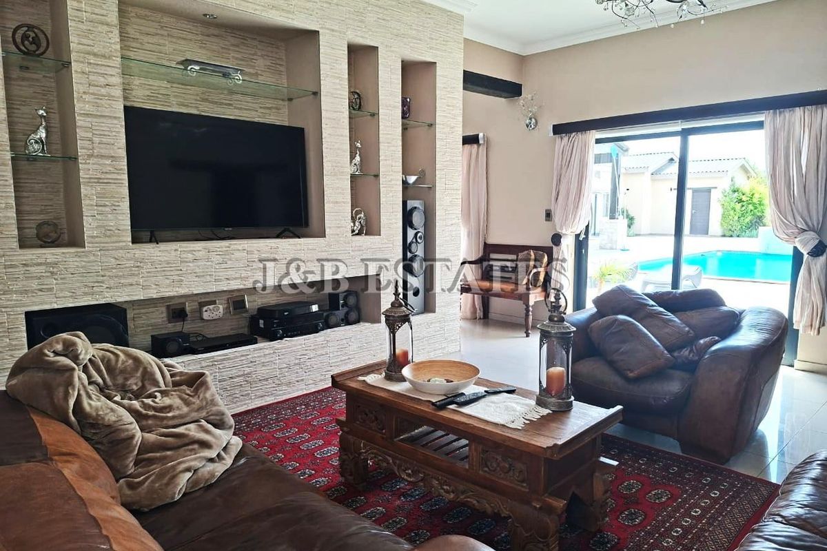 "Elegant Living: Where Comfort Meets Style!" - Photo 5