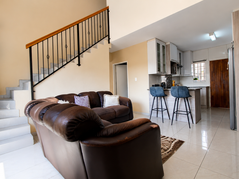 Open-Plan Living with Private En-Suite Upstairs - Photo 4