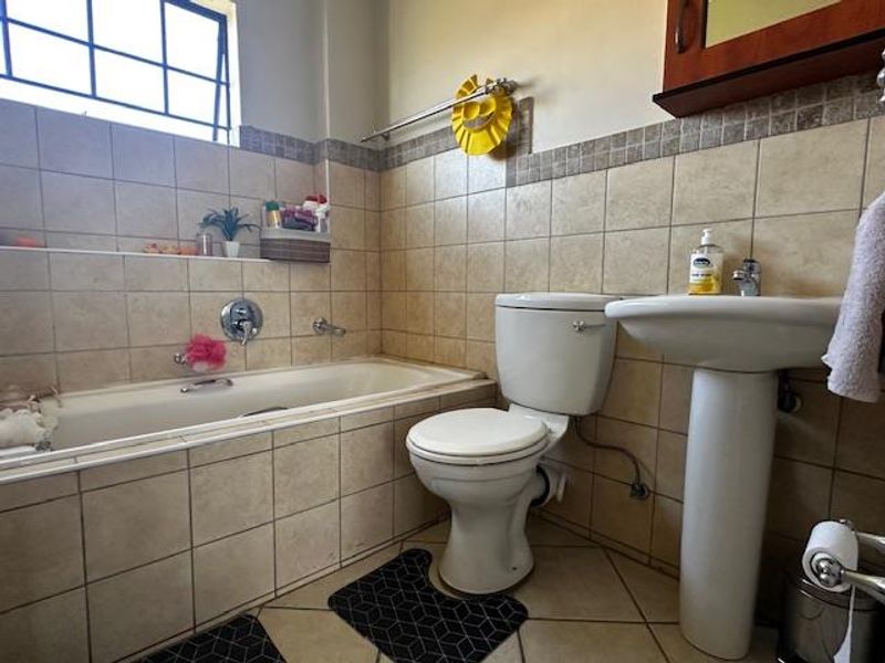 Townhouse in Hillside: Your Dream Home Awaits! - Photo 9