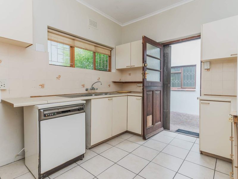 Large 3 bedroomed home on a large 516m2 corner plot, well located in Fish Hoek. - Photo 9