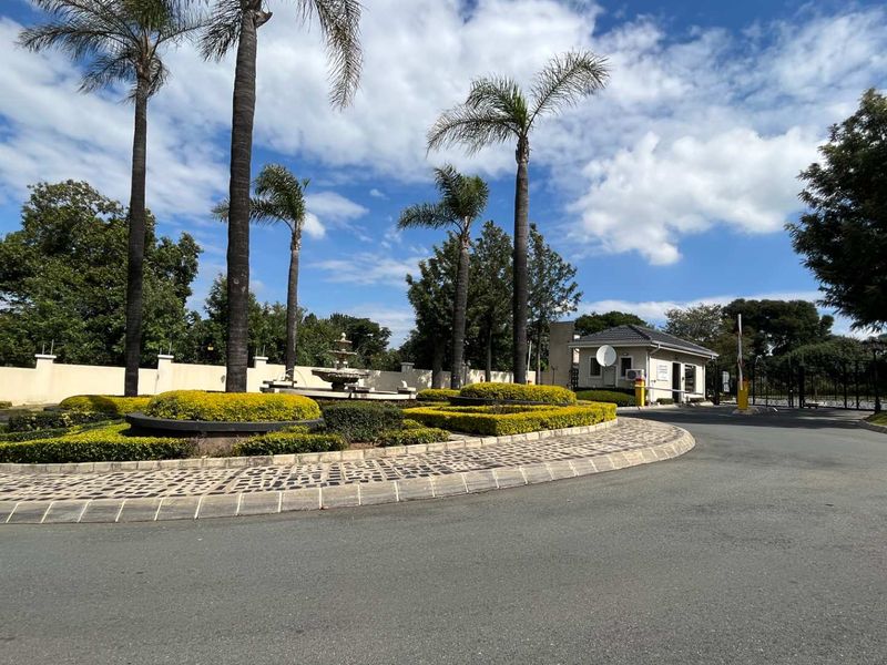 Upmarket Three Bedroom First Floor Apartment For Sale In The Walford - Photo 2