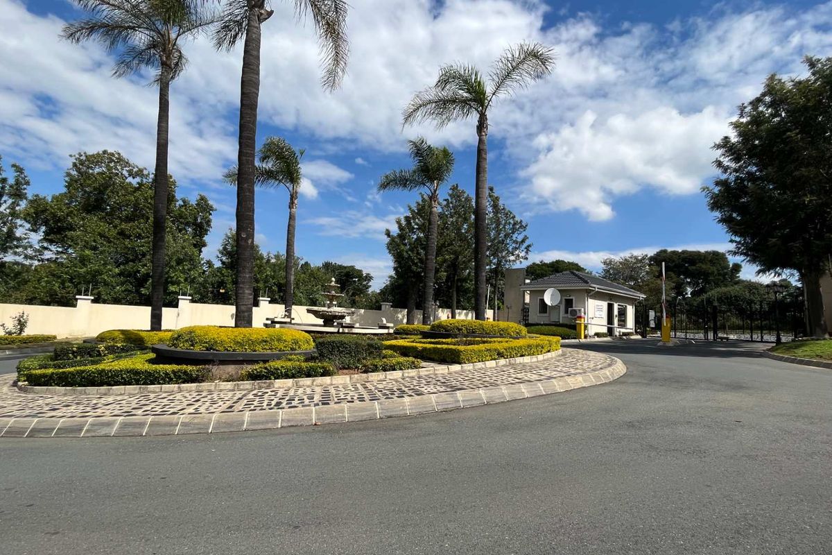 Upmarket Three Bedroom First Floor Apartment For Sale In The Walford - Photo 2