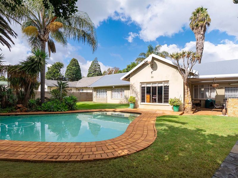 Spacious 3-bedroom family home in Kempton Park Ext 4 on a large 1115sqm stand. - Photo 1