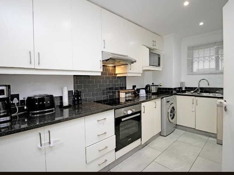 Renovated 3 bedroom Apartment in Strathavon - Photo 2