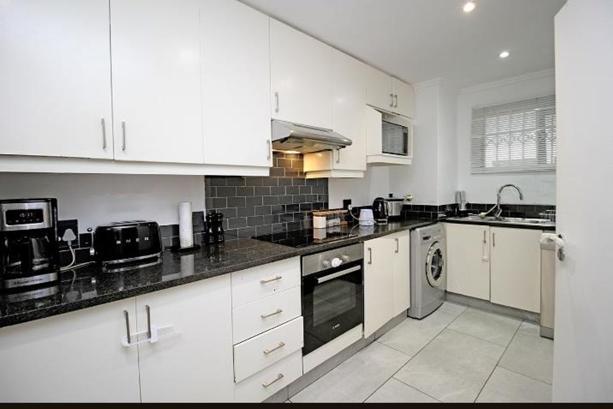 Renovated 3 bedroom Apartment in Strathavon - Photo 2