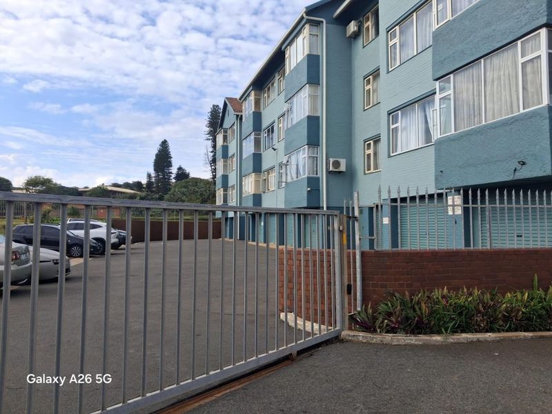 Compact Bachelor Flat with Parking in Secure Bluff Location - Photo 1