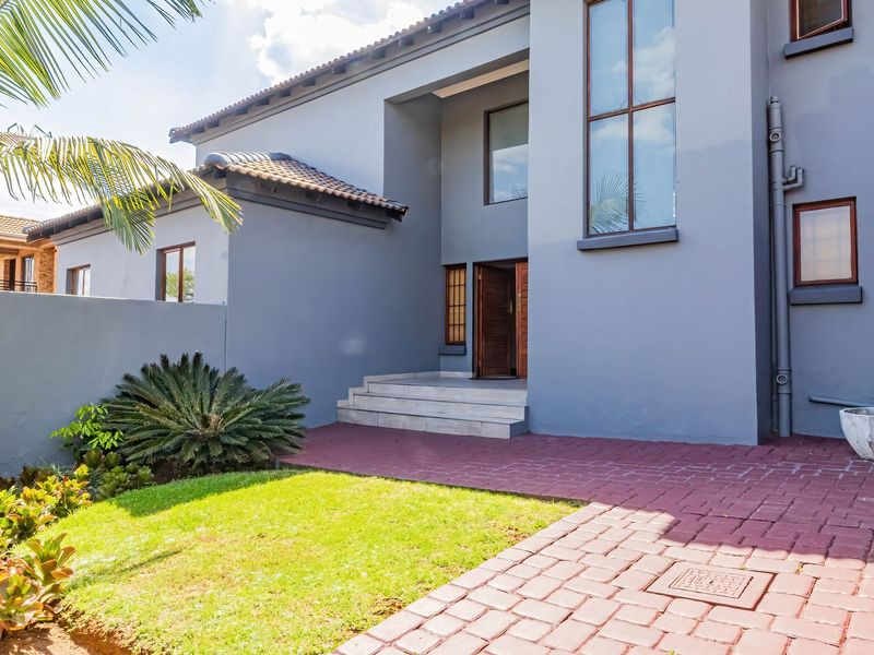 Spacious & Modern Family Home in Amberfield Ridge Estate - Photo 2