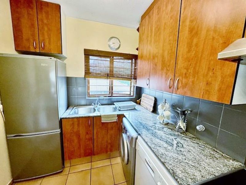 FULLY FURNISHED 2 BED 1 BATH TOWNHOUSE BENMORE - Photo 5