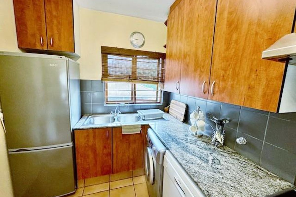 FULLY FURNISHED 2 BED 1 BATH TOWNHOUSE BENMORE - Photo 5