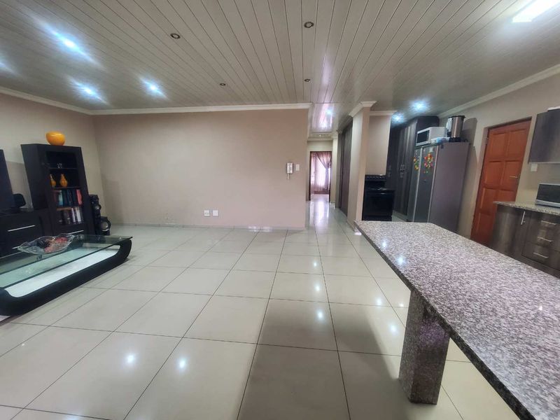 Luxury living in this modern 3-bedroom homes with double garages - Photo 7