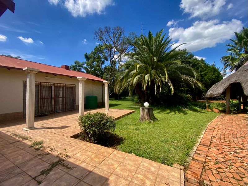 Income Generating 2.2ha Smallholding – 2 Houses, 2 Flats & 240m2 Workshop | R2.4m | Magaliesmoot AH - Photo 2