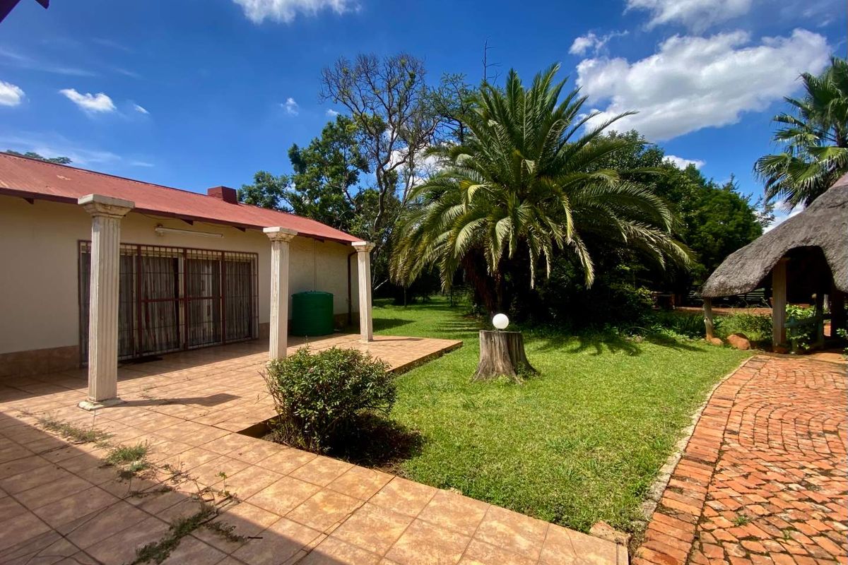 Income Generating 2.2ha Smallholding – 2 Houses, 2 Flats & 240m2 Workshop | R2.4m | Magaliesmoot AH - Photo 2