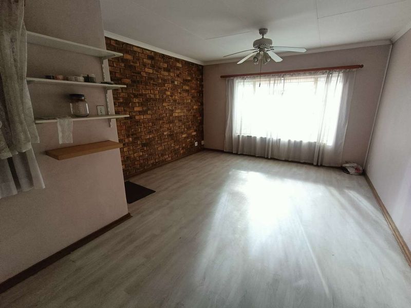 First Floor Unit For Sale in Wierda Park! - Photo 8