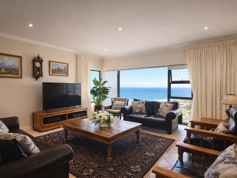 Three Storey House 4 Bedrooms with Uninterrupted Sea View in Dana bay - Photo 5