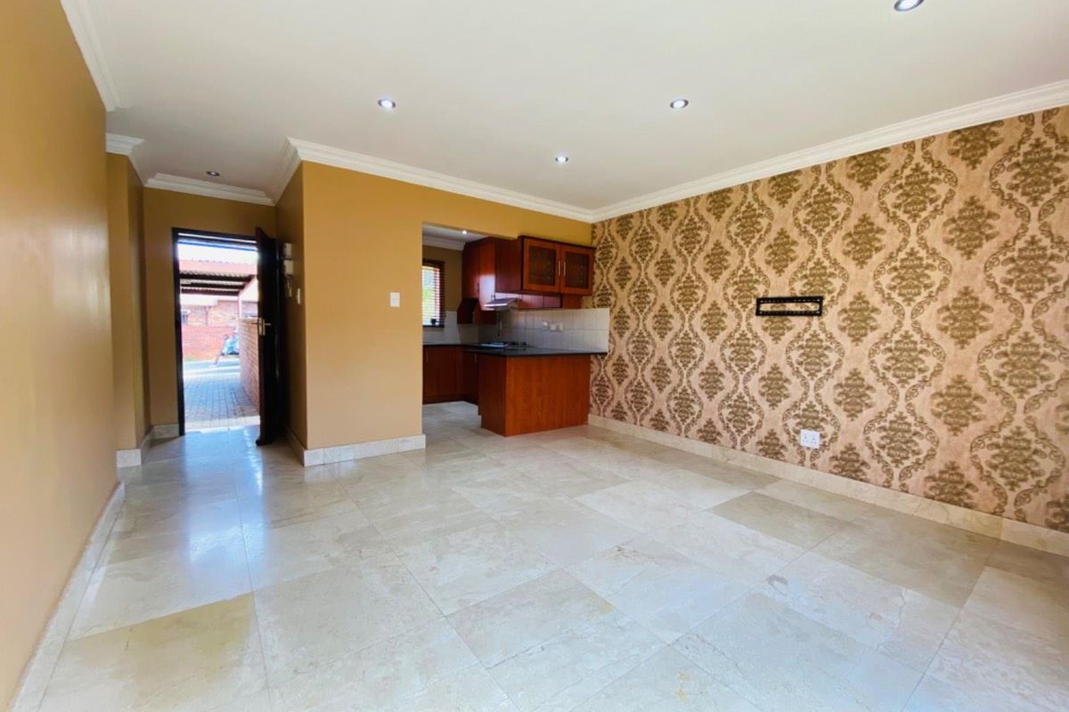 Gorgeous, Serene 2 Bed, 2 Bath Townhouse - Photo 3