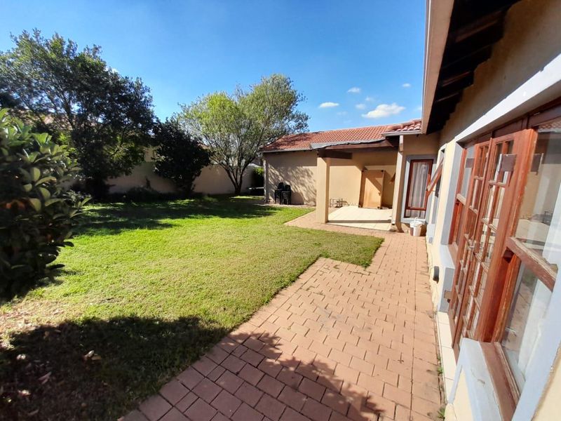 Elegant property nestled in Kyalami Terrace! - Photo 9