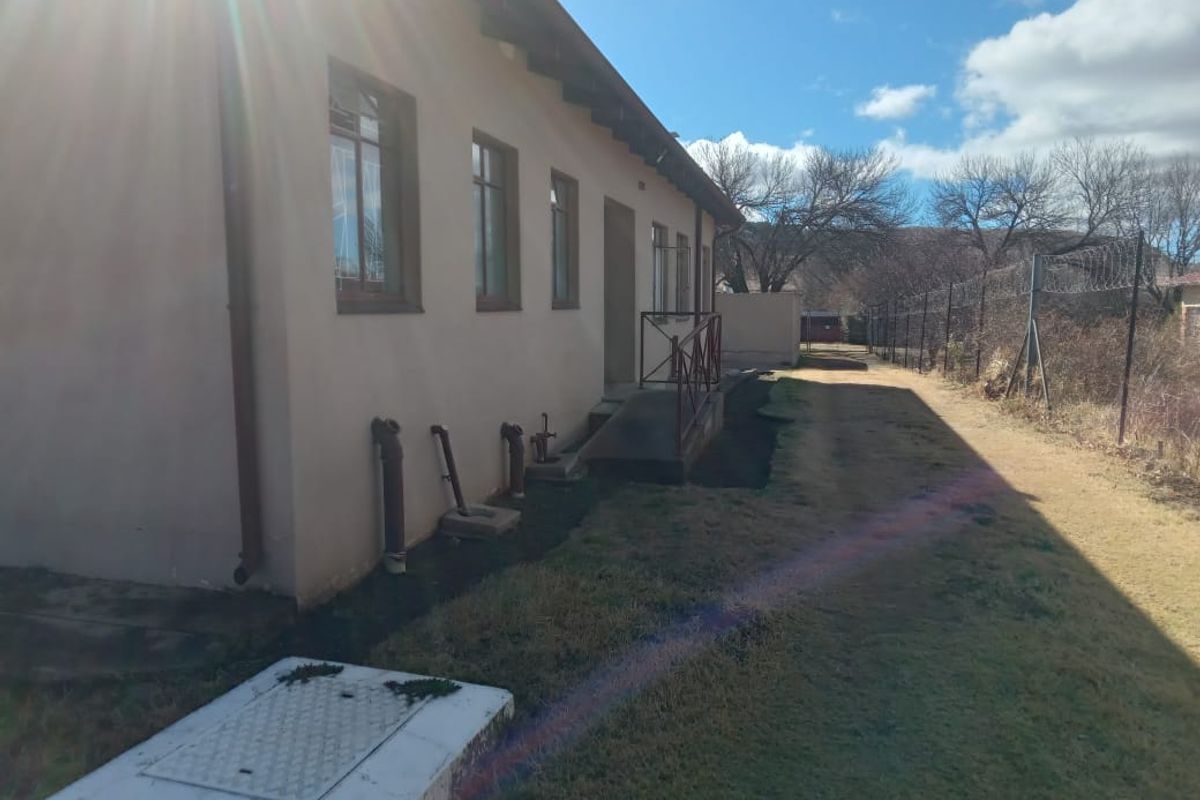 Extensive Multi-Unit Property with Full Facilities – Ideal for Investment or Specialized Use - Photo 3