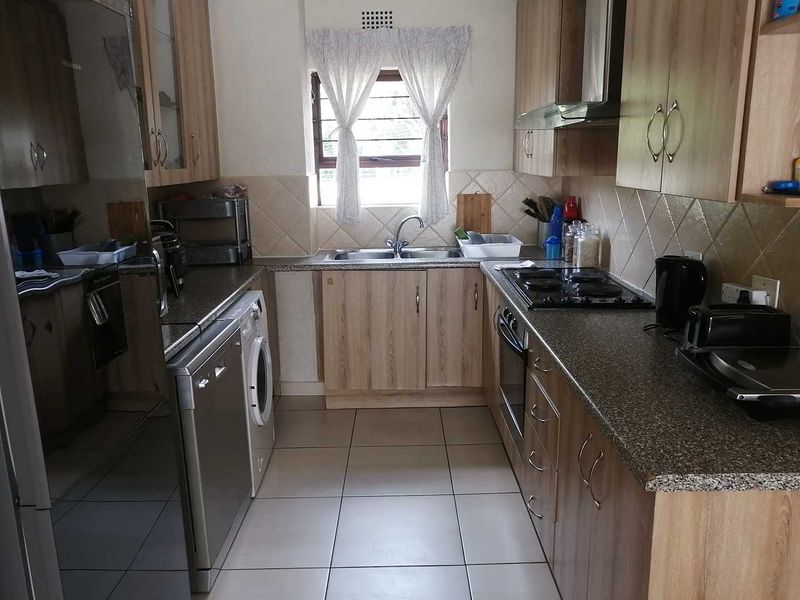 3 bedroom 2 bathroom garden unit - Photo 3
