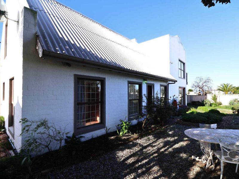 Quaint Garden Cottage - Photo 2