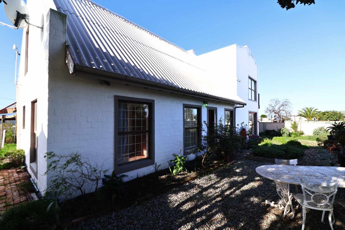 Quaint Garden Cottage - Photo 2