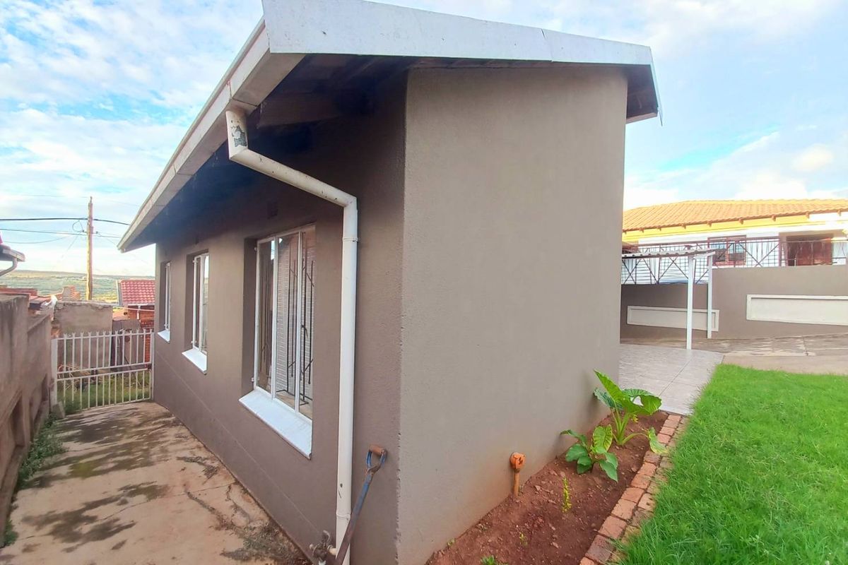 Three bedrooms house for sale in Atteridgeville - Photo 3