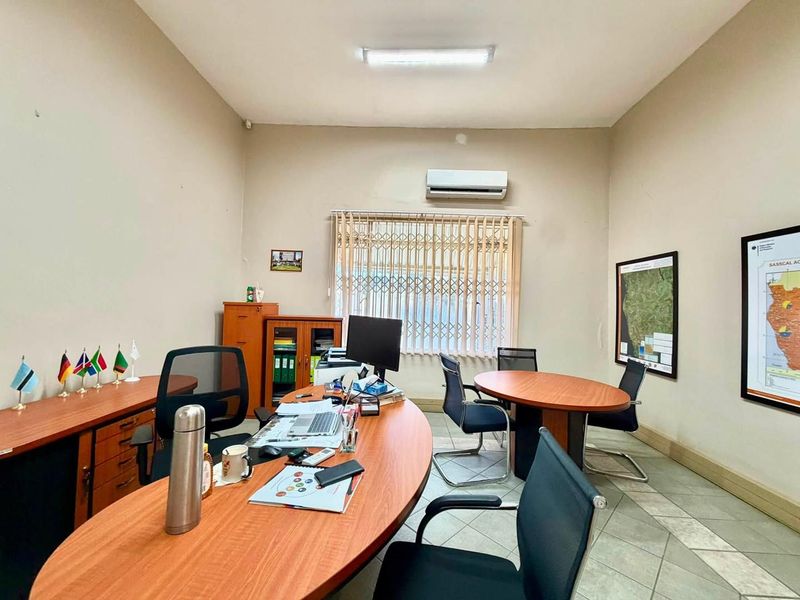 Office TO LET in CBD - Photo 7