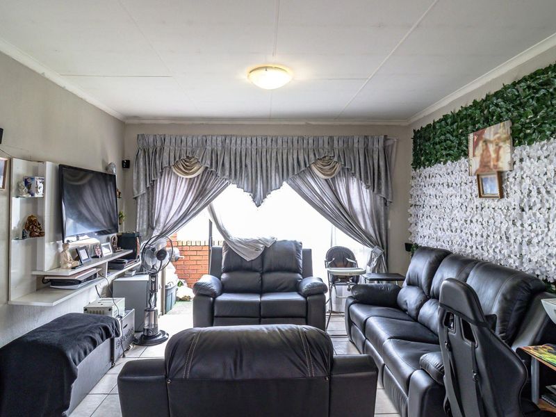 Modern 2-Bedroom @ Bathroom Apartment in Established Face Brick Complex - Photo 7