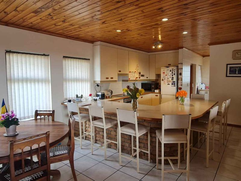 Versatile Family Home & Investment Gem – 3 Self-Contained Flatlets, Stunning Views in Plattekloof - Photo 7