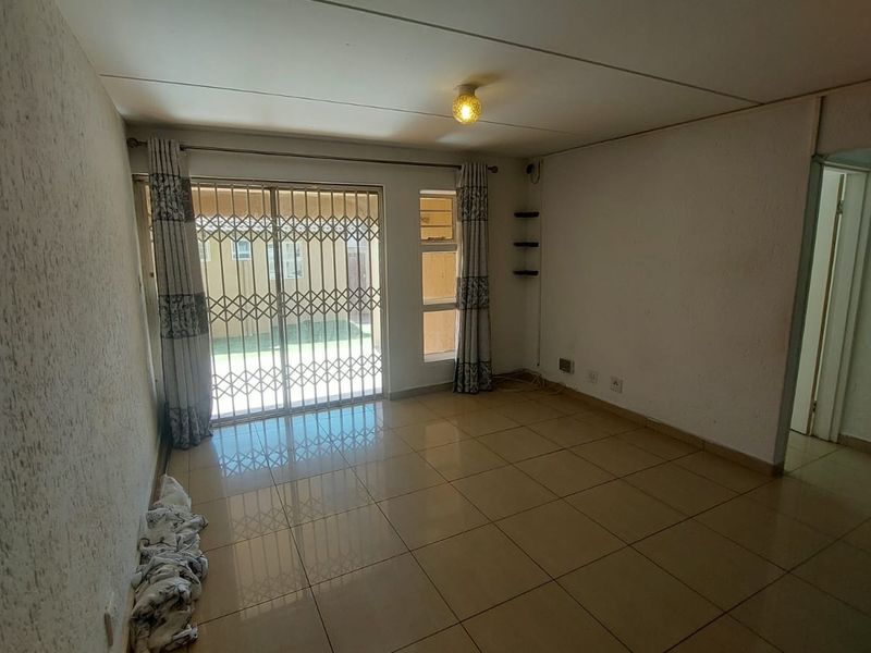 Charming Ground-Floor Unit: Comfort Meets Style! - Photo 3