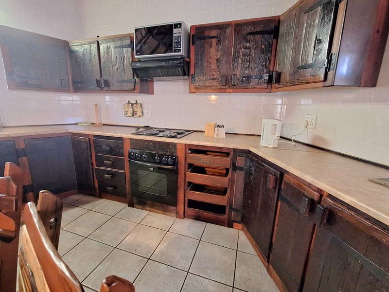 Elegant Main House with Three Luxury Cottages - Photo 6