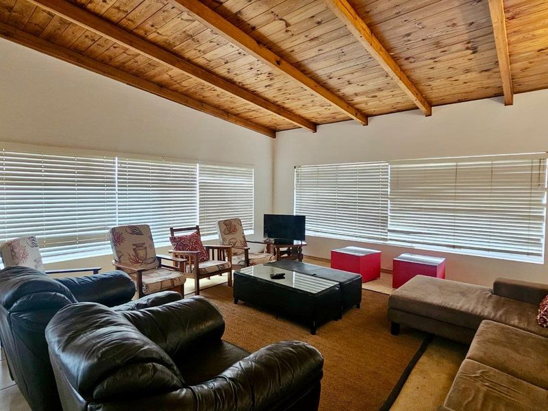 Spacious 7-Bedroom Sea-Facing Home in Henties Bay – Ideal for Bigger Families - Photo 6