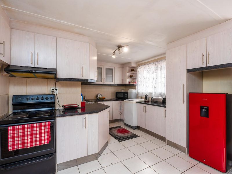 Discover Your Dream Home: Comfort and Convenience Combined!" - Photo 4